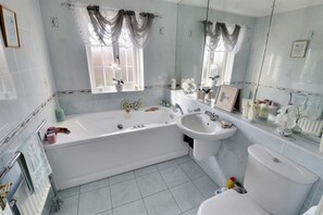 تجهيزات دش، حوض استحمام بنظام ضخ المياه، مناشف، صابون