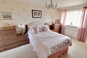 4 bedrooms, free WiFi, bed sheets - Beautiful, spacious 4 bedroom detached house (Bishopbriggs)