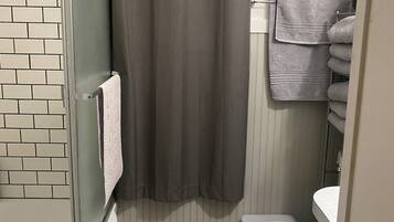 Chuveiro/banheira combinados, secador de cabelo, toalhas de banho