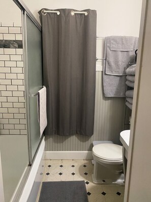 Ensemble douche/baignoire, sèche-cheveux, serviettes fournies, savon