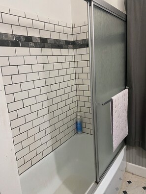 Ensemble douche/baignoire, sèche-cheveux, serviettes fournies, savon