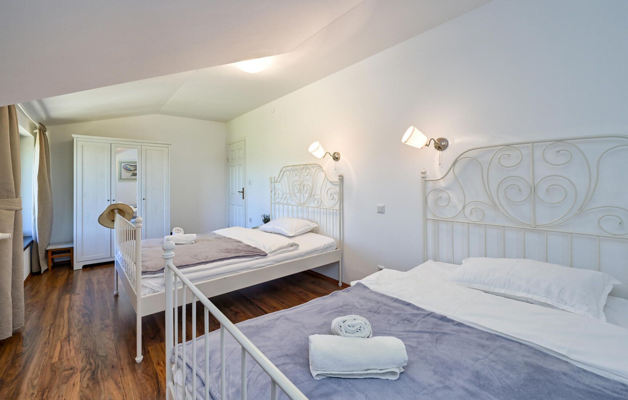Een slaapkamer met een enkel bed, nachtkastje en kledingkast.