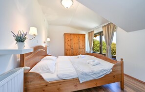 3 bedrooms, travel crib, free WiFi, bed sheets