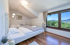 3 bedrooms, travel cot, free WiFi, bed sheets