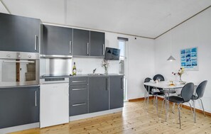 Fridge, stovetop, coffee/tea maker, cookware/dishes/utensils - Gorgeous home in Vestervig with kitchen (Vestervig)