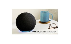 Un haut-parleur Alexa noir, une tasse bleue et une paire de lunettes sur une surface blanche.