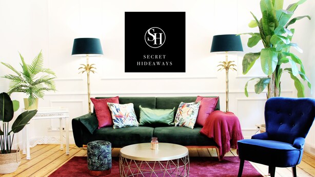 A modern living room with a green sofa, a blue armchair, a round coffee table, and two floor lamps. - ARTstudio 2.0 Superior 2-bedroom apartment with terrace. Near IGA 27! (Duisburg)