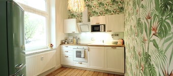 *New* tropical SECRET HIDEAWAY central+Alexa+WLAN+Netflix