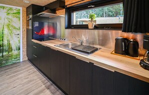 Réfrigérateur, plaque de cuisson, lave-vaisselle, cafetière/bouilloire