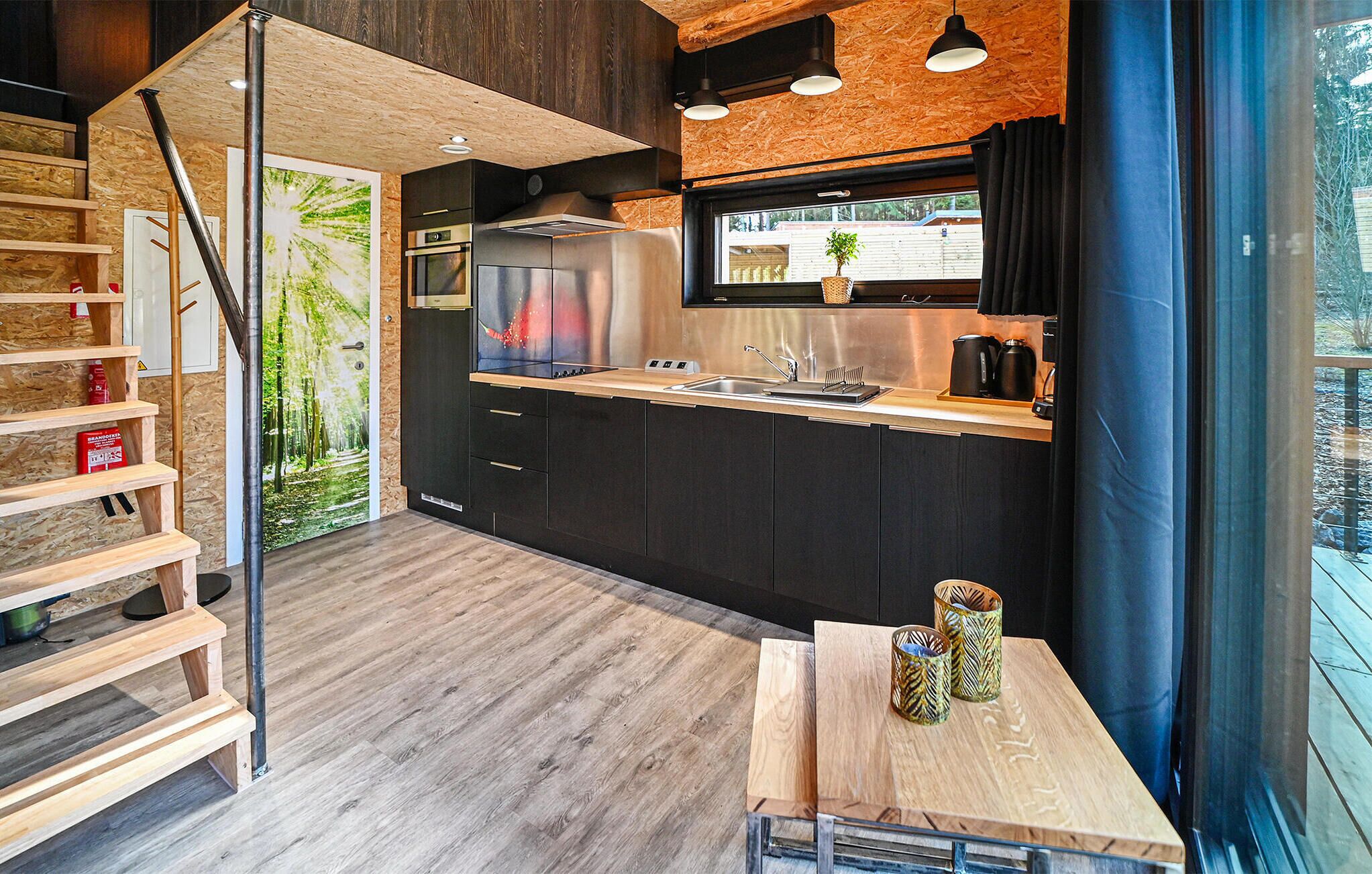 Een koelkast, een kookplaat, een vaatwasser