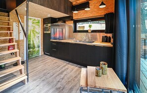 ثلاجة، موقد طهي مسطح، غسالة أطباق، ماكينة لصنع القهوة/الشاي