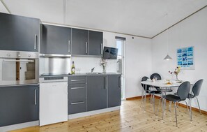 Kühlschrank, Herdplatte, Wasserkocher mit Kaffee-/Teezubehör