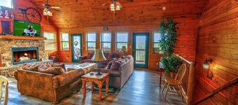 Don't be shy...Visit the mountains! Amazing Views, King Bedrooms, Secluded.