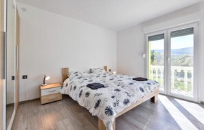 7 bedrooms, iron/ironing board, travel cot, free WiFi