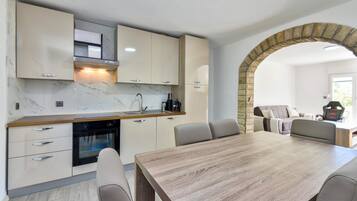 Fridge, oven, stovetop, dishwasher
