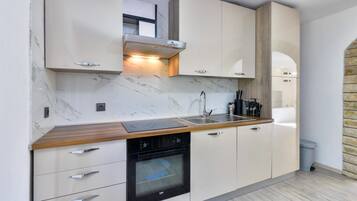 Fridge, oven, stovetop, dishwasher