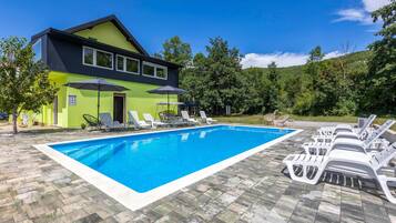 Piscine chauffée, chaises longues