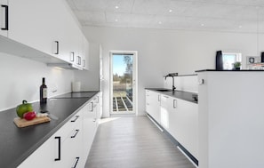 Réfrigérateur, un four, surface de cuisson, lave-vaisselle