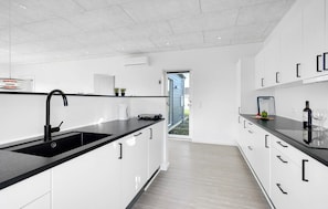 Réfrigérateur, un four, surface de cuisson, lave-vaisselle