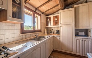 Refrigerador, parrilla de estufa, lavavajillas y cafetera y tetera 