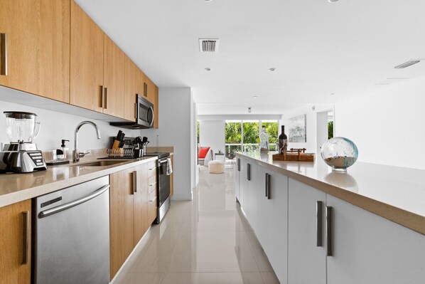 Kylskåp, mikrovågsugn, ugn och spishäll