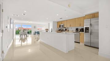 冰箱、微波炉、烤箱、炉灶