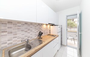 Fridge, stovetop, coffee/tea maker