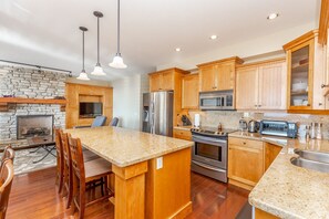 冰箱、微波炉、烤箱、炉灶