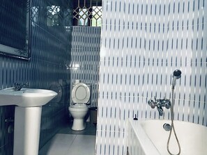 Duschwanne, Handtücher, Seife, Toilettenpapier