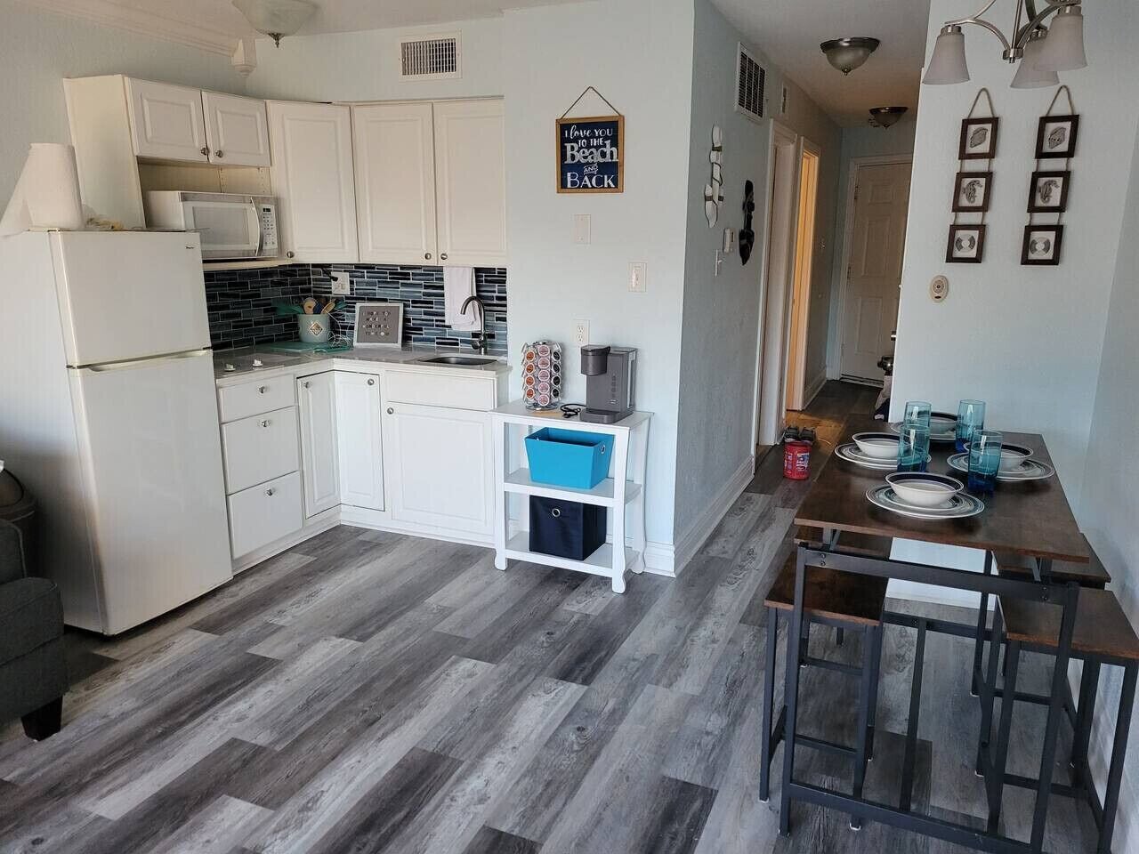 Frigorifero, microonde, piano cottura, lavastoviglie