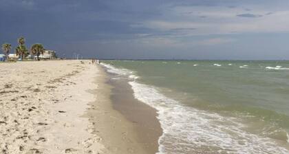 Clean beach style condo on the beach!!!