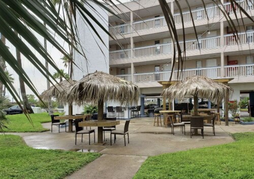 Clean beach style condo on the beach!!!