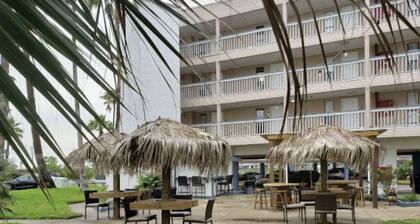 Clean beach style condo on the beach!!!