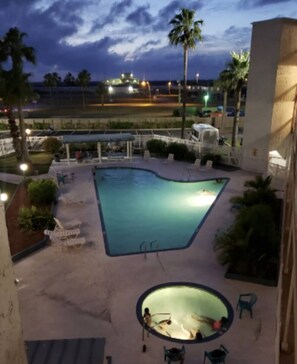 Alberca al aire libre y alberca climatizada