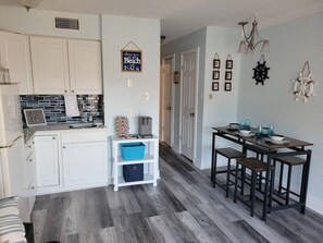 Refrigerador, microondas, parrilla de estufa y lavavajillas 