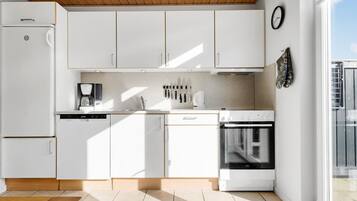 Køleskab, kogeplade, opvaskemaskine, kaffe-/temaskine