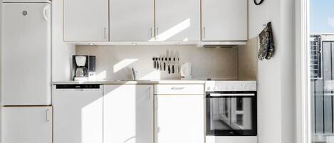 Réfrigérateur, plaque de cuisson, lave-vaisselle, cafetière/bouilloire