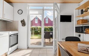 Refrigerador, parrilla de estufa, lavavajillas y cafetera y tetera 