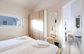 3 bedrooms, internet, bed sheets