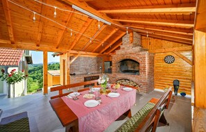 Outdoor dining - Nice home in Vrhi Pregradski with sauna (Vrhi Pregradski)
