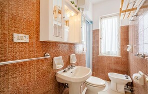 Shower, hair dryer - Stunning home in Borzonasca with WiFi (Borzonasca)