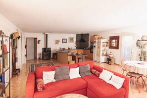 Smart-TV, DVD-Player, Bücher, Musikbibliothek
