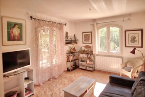 Smart-TV, DVD-Player, Bücher, Musikbibliothek