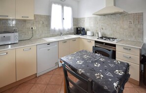 Réfrigérateur, four, plaque de cuisson, cafetière/bouilloire