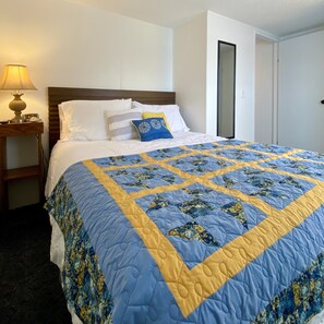 3 bedrooms, WiFi, bed sheets - Waterfront River Home (Harpers Ferry)