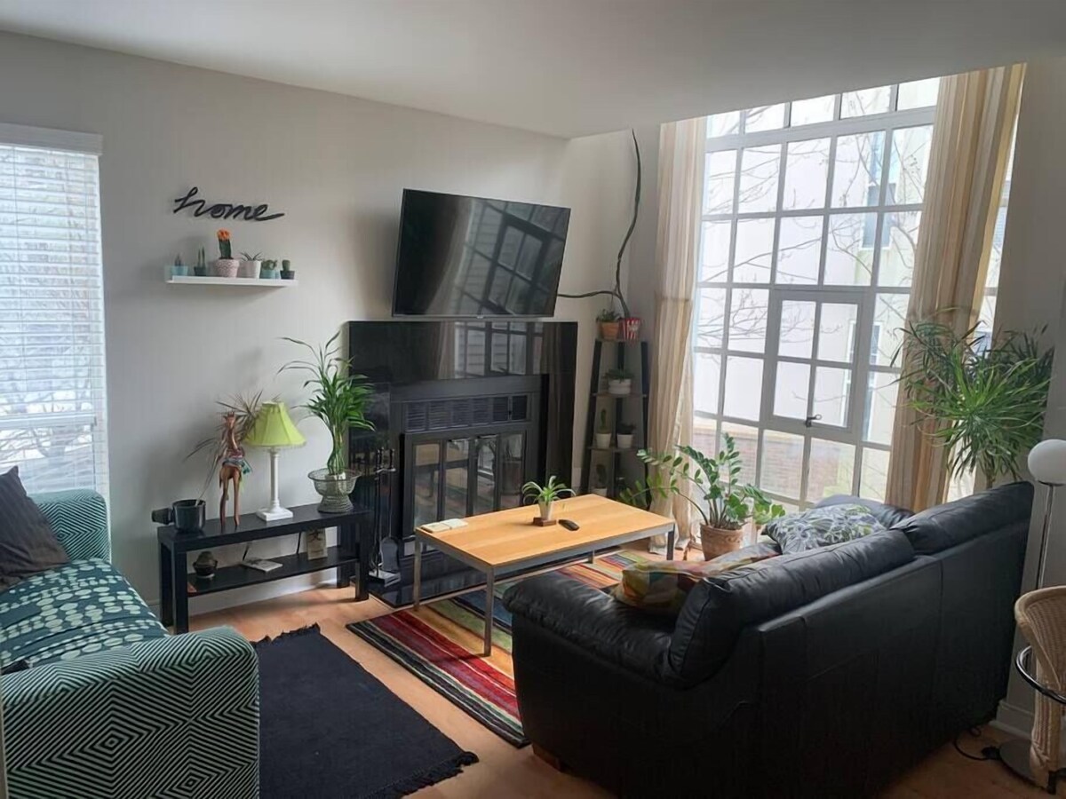 Unique & Vivid Uptown Oasis | ☀Balcony | ♛King Bed