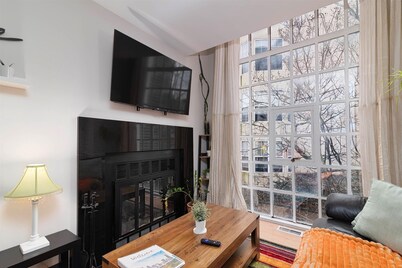 Unique & Vivid Uptown Oasis | ☀Balcony | ♛King Bed