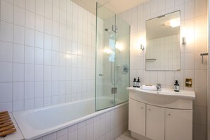 Premium-huoneisto | Kylpyhuone | Suihku, ilmaiset hygieniatuotteet, hiustenkuivaaja, pyyhkeet