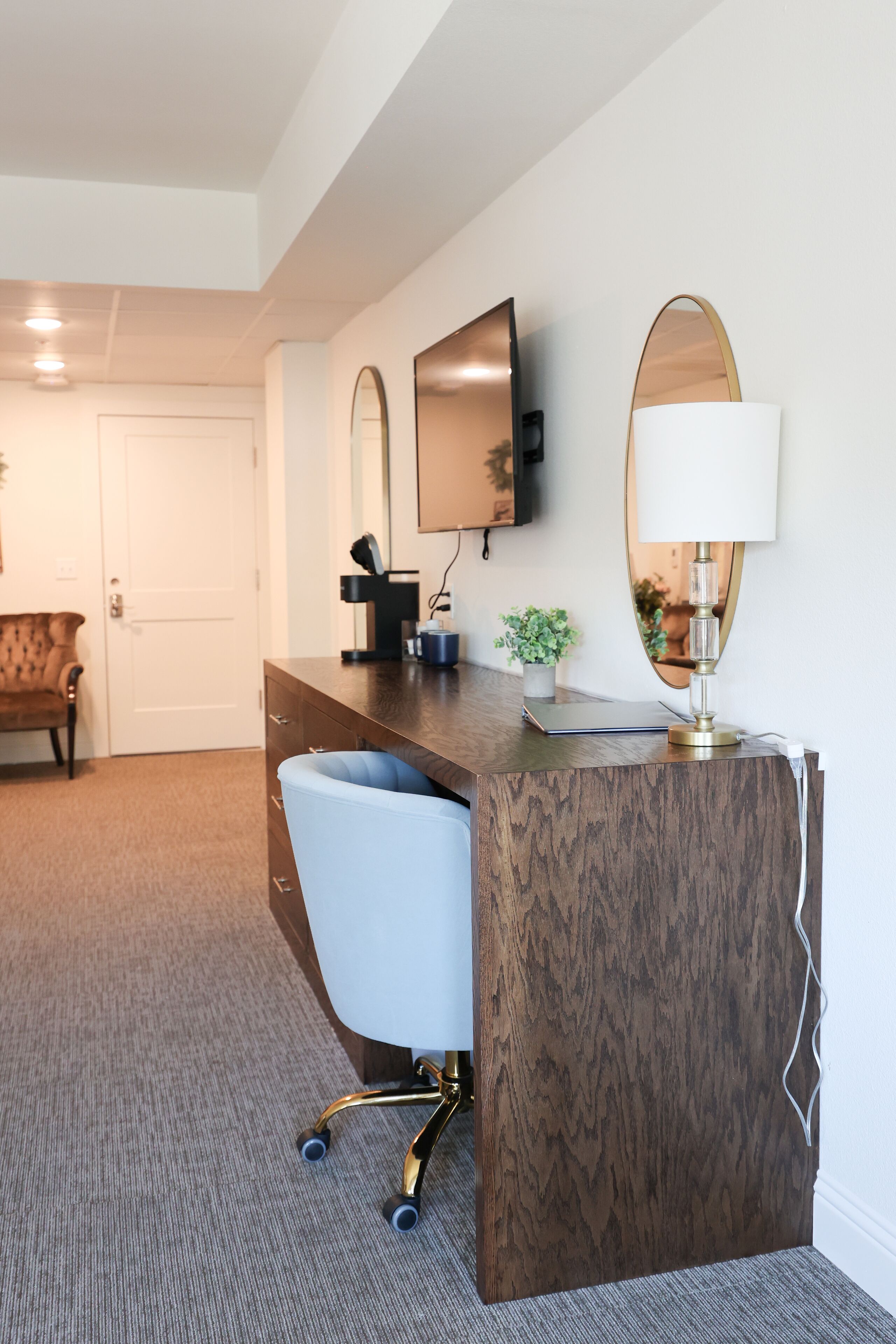 deluxe double room, 2 queen beds | in-room business centre