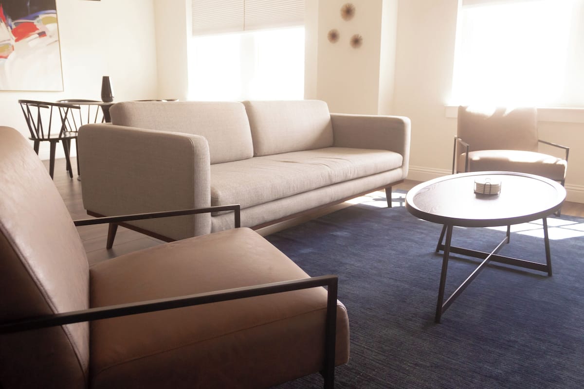 Premier Suite, 1 King Bed | Living area | Smart TV